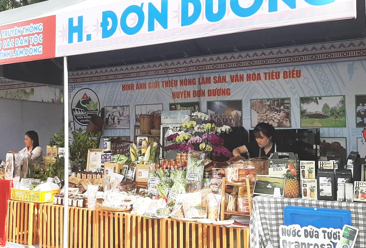 Các huyện của tỉnh Lâm Đồng đang bày bán sản phẩm nông sản đặc trưng của địa phương 