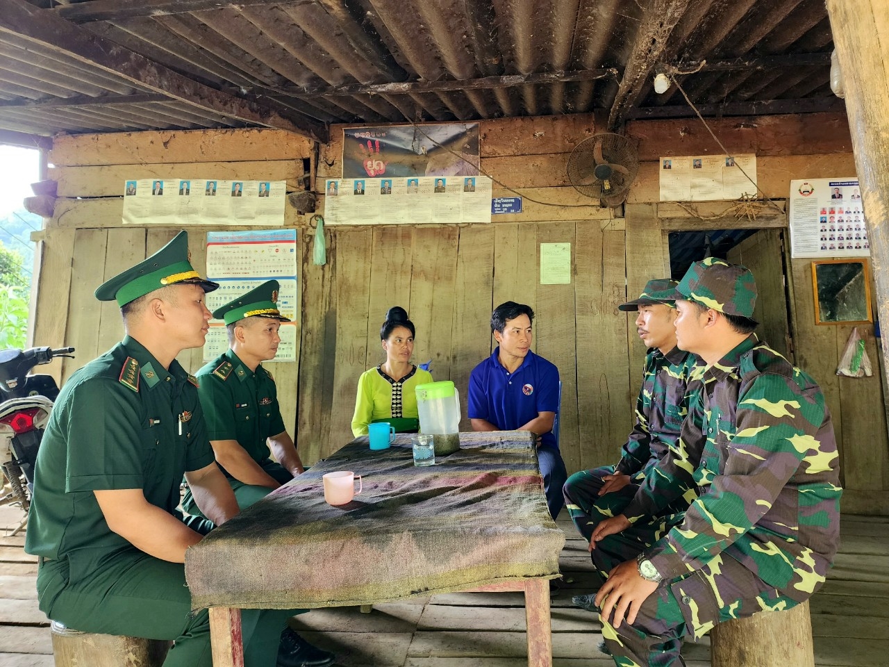 Cán bộ, chiến sĩ Đồn biên phòng Cửa khẩu Huổi Puốc thăm hỏi đời sống người dân bản Na Son, Cụm bản Na Son, huyện Phôn Thoong, tỉnh Luông Phra Băng, nước Cộng hòa Dân chủ Nhân dân Lào