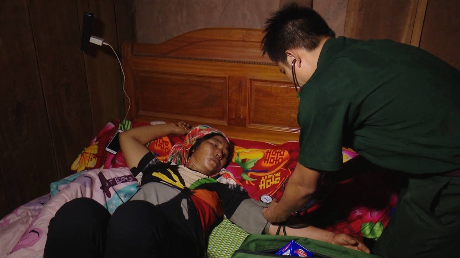 Trong thời gian qua, Bộ đội Biên phòng tỉnh Điện Biên đã tiến hành khám, chữa bệnh, cấp thuốc cho gần 3.000 lượt cán bộ, người dân các cụm bản giáp biên của Lào