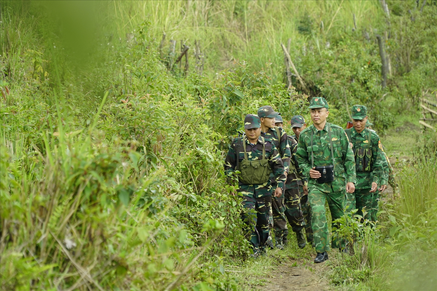 Cán bộ, chiến sĩ Đồn biên phòng Cửa khẩu Huổi Puốc tiến hành tuần tra song phương, trao đổi thông tin với lực lượng bảo vệ biên giới của Lào