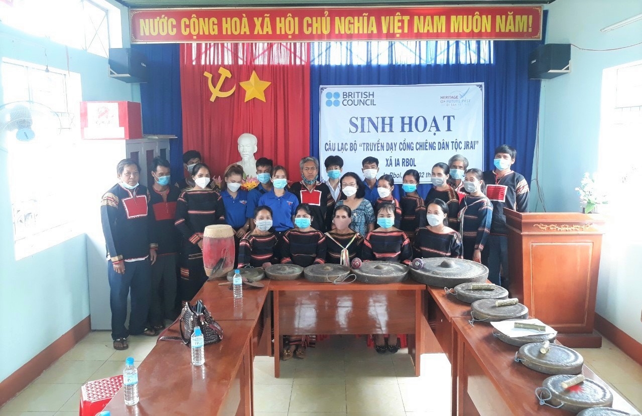 Các thành viên của CLB “Truyền dạy cồng chiêng dân tộc Gia Rai” xã Ia Rbol duy trì sinh hoạt tại nhà sinh hoạt cộng đồng buôn Rưng Ma Nin.