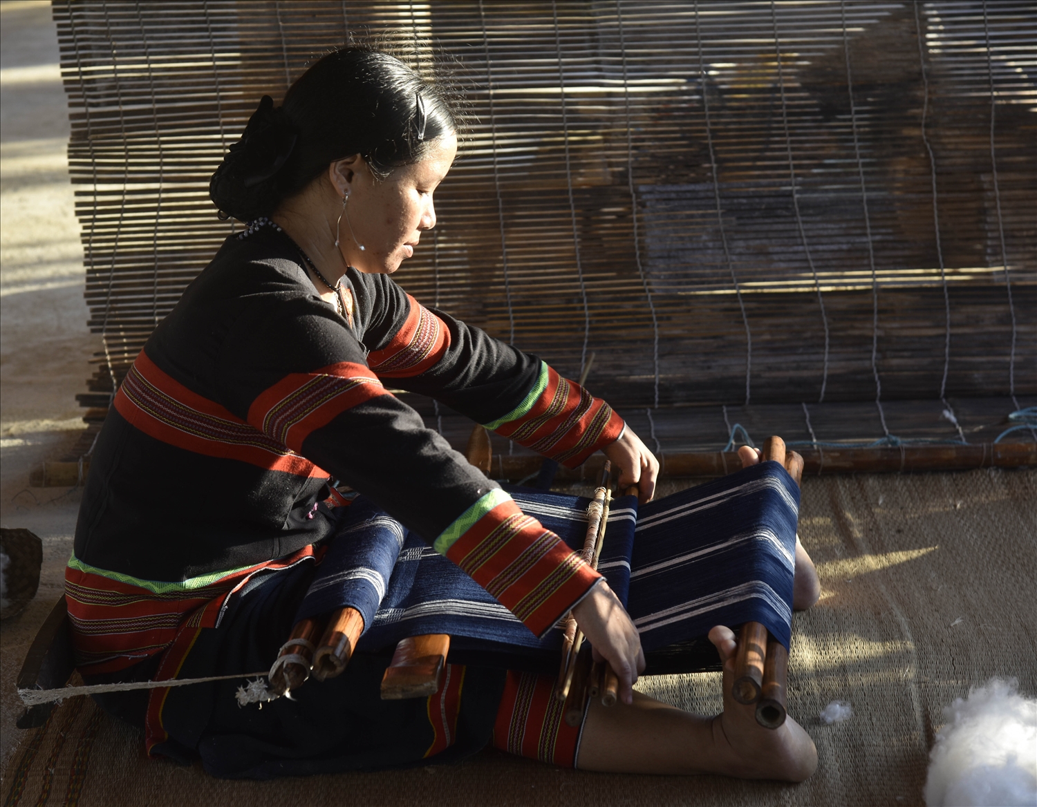 Người thợ dệt dân tộc Cơ Tu đang dệt vải thổ cẩm tại Vinpearl Nam Hội An (Ảnh Tấn Vịnh)