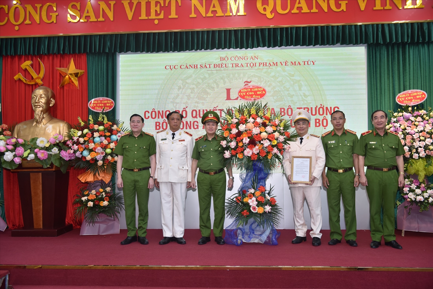 Lãnh đạo Cục Cảnh sát điều tra tội phạm về ma túy chụp ảnh lưu niệm cùng Đại tá Nguyễn Đức Tuấn.