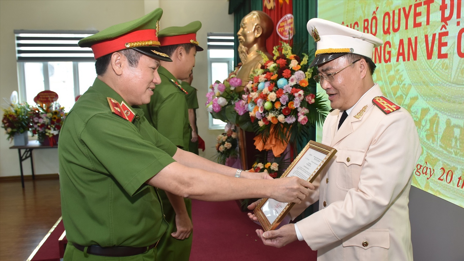 Thừa ủy quyền lãnh đạo Bộ Công an, Thiếu tướng Nguyễn Văn Viện, Cục trưởng C04., trao quyết định bổ nhiệm đại tá Nguyễn Đức Tuấn làm Cục phó C04