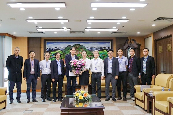 Trường Đại học Bách khoa Hà Nội tặng hoa lãnh đạo EVNNPC