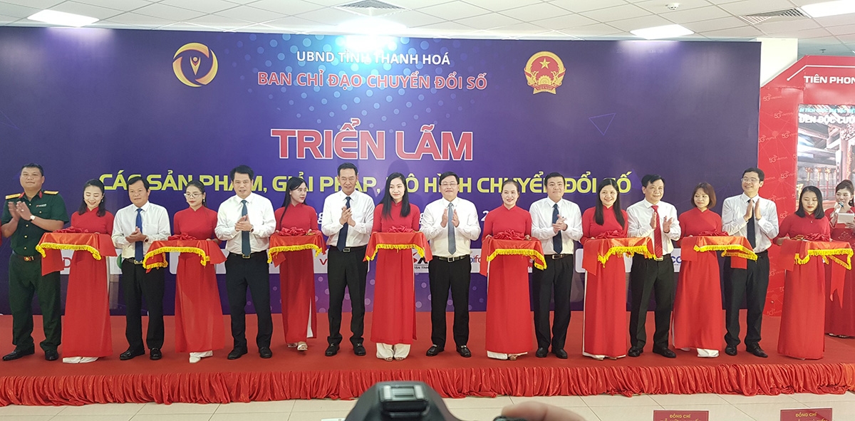 Các đại biểu cắt băng khai mạc Triển lãm sản phẩm chuyển đổi số tỉnh Thanh Hóa