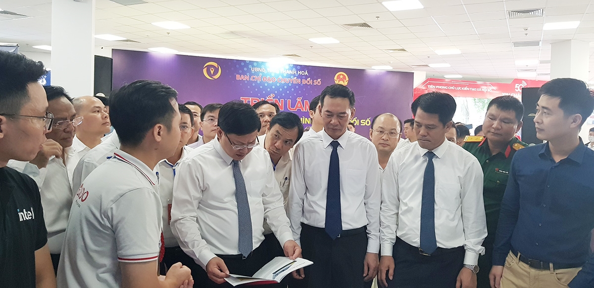 Các đại biểu tham quan triển lãm và khu Trung tâm điều hành thông minh tỉnh Thanh Hóa