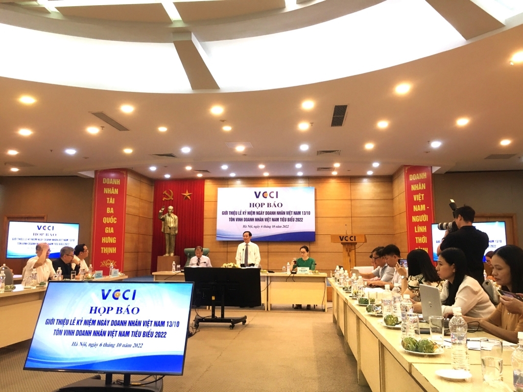 Ông Phạm Tấn Công, Chủ tịch VCCI và các lãnh đạo VCCI chủ trì họp báo