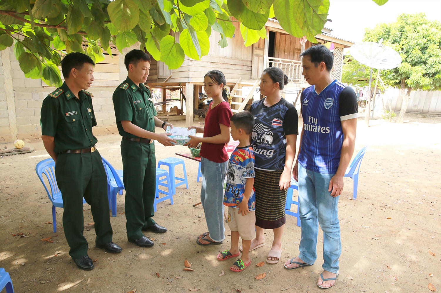 Các cán bộ của Đồn Biên phòng Cửa khẩu Lóng Sập tặng đồ dùng học tập cho cháu Tun Pheng Khăm Xỉ chuẩn bị bước vào năm học mới