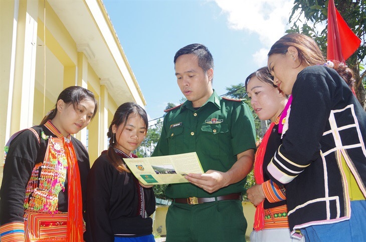 Cán bộ, chiến sĩ Đồn Biên phòng Huổi Luông tuyên truyền về Luật Biên phòng Việt Nam đến đồng bào các DTTS trên địa bàn 