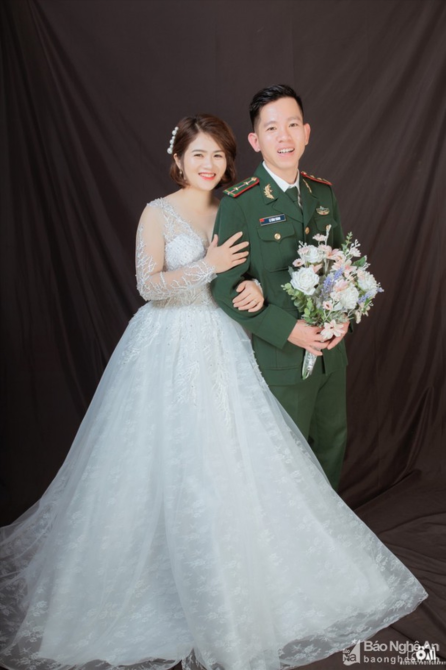 Trung úy Lê Đình Thành và cô giáo Nguyễn Thị Giang đã có một đám cưới hạnh phúc sau thời gian tạm hoãn để thực hiện hoàn thành nhiệm vụ phòng, chống dịch Covid-19. Ảnh: NVCC