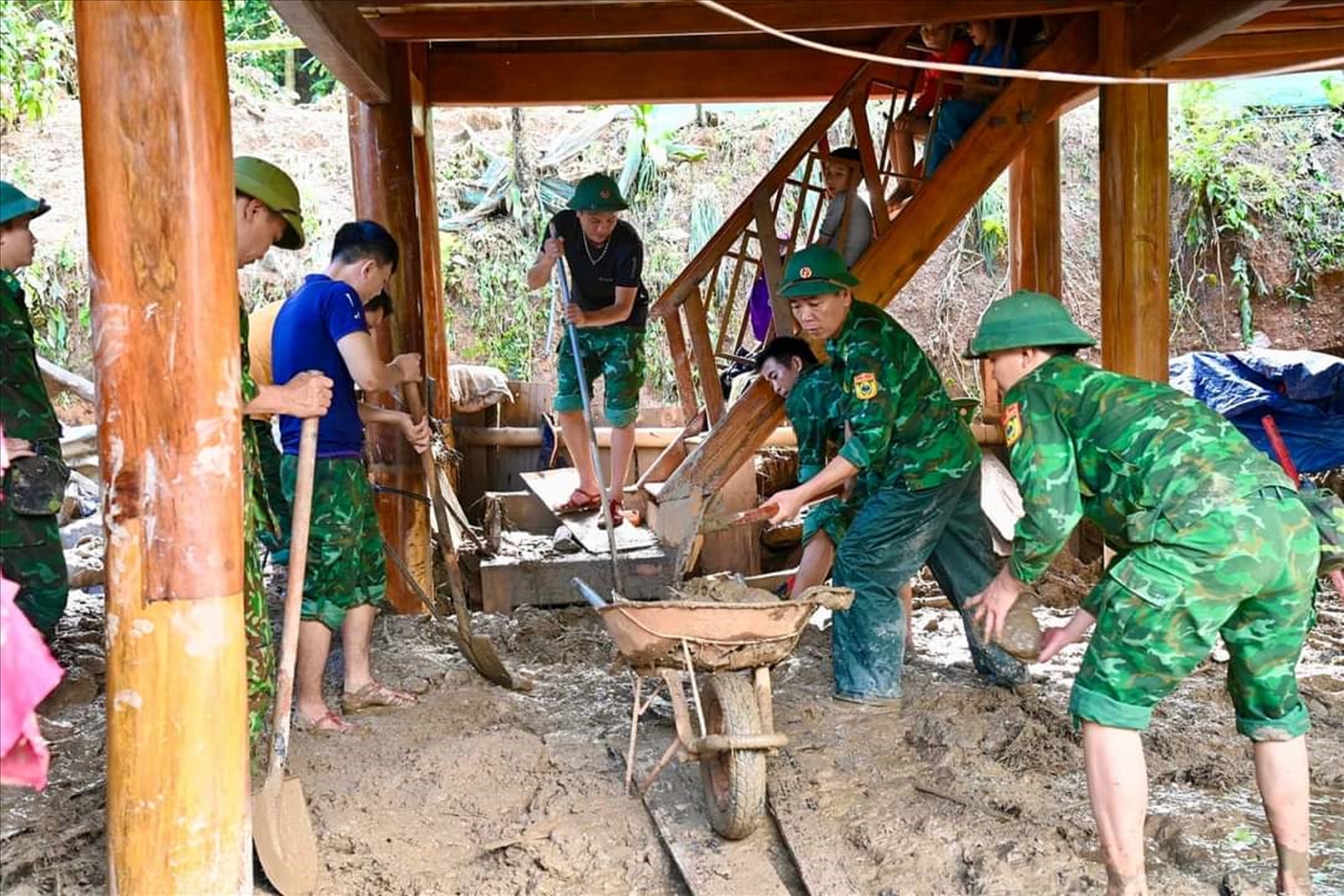 Bộ đội biên phòng Kỳ Sơn giúp dân dọp dẹp bùn đất sau lũ quét