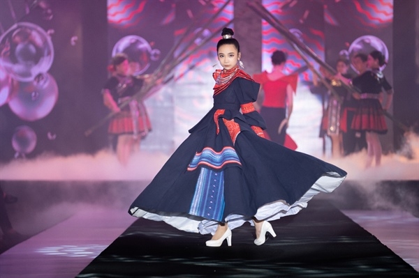 Thiết kế lấy cảm hứng từ họa tiết thổ cẩm được giới thiệu tại Vietnam International Fashion Tour ẢNH: BTC CUNG CẤP