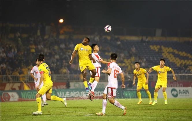 Pha tranh chấp bóng của cầu thủ hai đội Sông Lam Nghệ An và Viettel chiều 1/10/2022. Ảnh: TTXVN