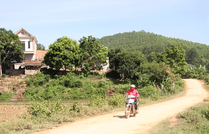 Tuyến đường vào thôn Đồng Khuôn, xã Hương Sơn, huyện Lạng Giang vừa được cứng hóa tạo thuận lợi cho phát triển KT-XH