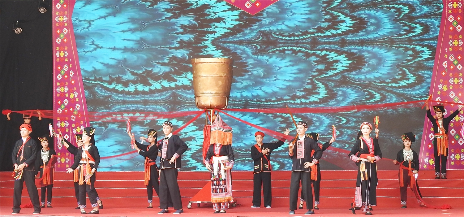 Phần thi trình diễn trang phục dân tộc Dao giúp khán giả và du khách hiểu hơn về văn hóa, con người Dao của 14 tỉnh tham dự Ngày hội