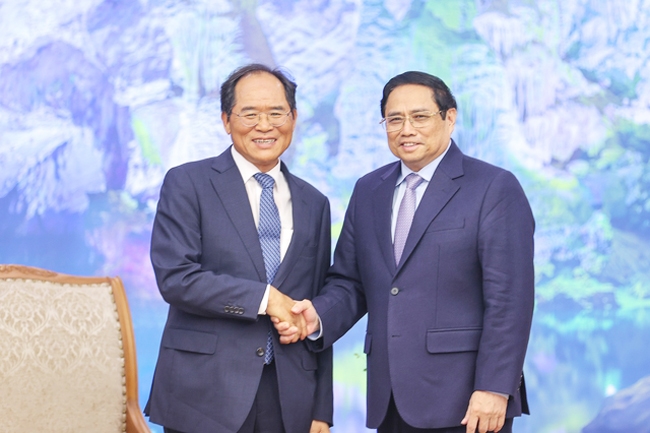 Thủ tướng Phạm Minh Chính chúc mừng Đại sứ Park Noh Wan đã hoàn thành xuất sắc nhiệm kỳ công tác 3 năm tại Việt Nam. (Ảnh: VGP/Nhật Bắc)