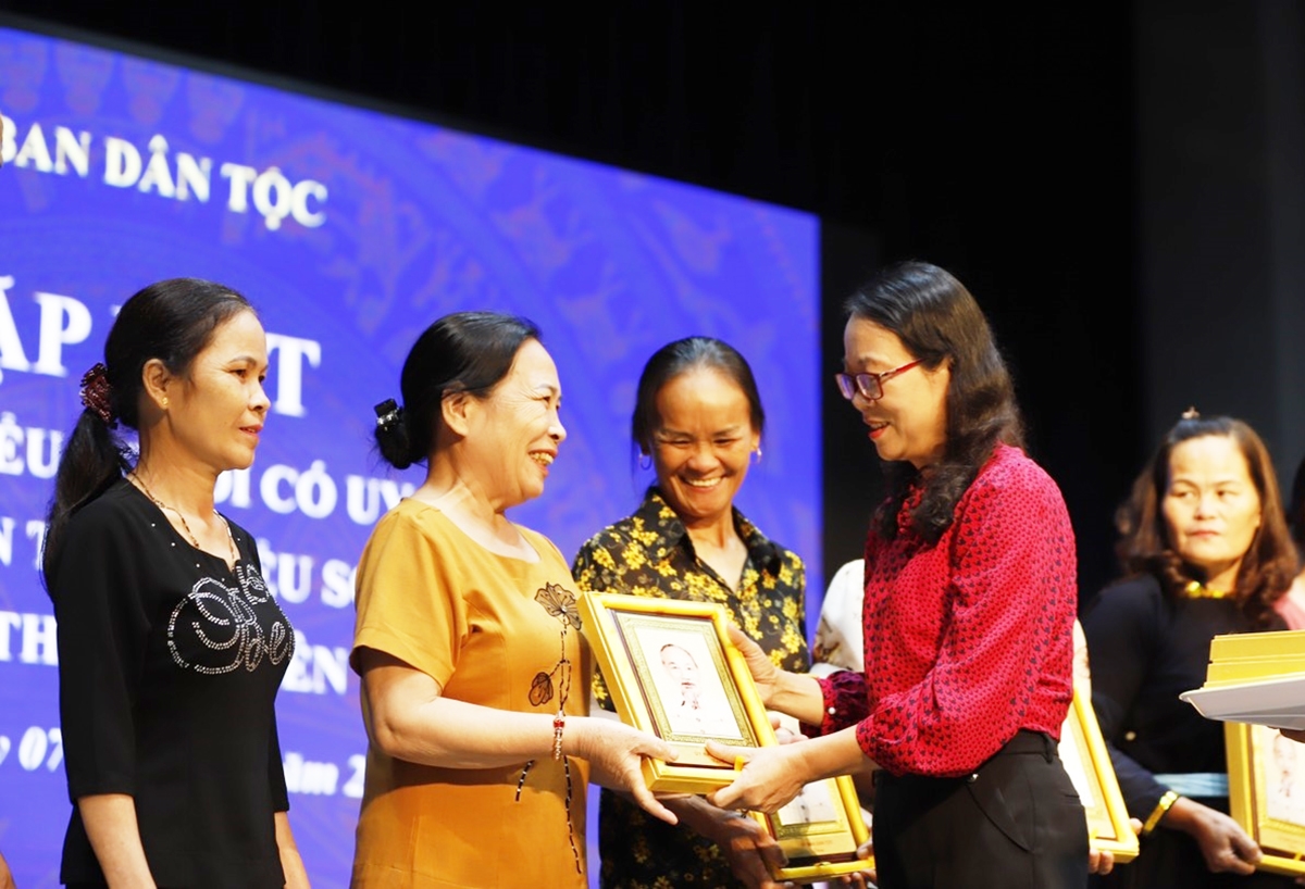Thứ trưởng, Phó Chủ nhiệm Hoàng Thị Hạnh trao quà của UBDT cho đại biểu Người có uy tín huyện Đại Từ, tỉnh Thái Nguyên 