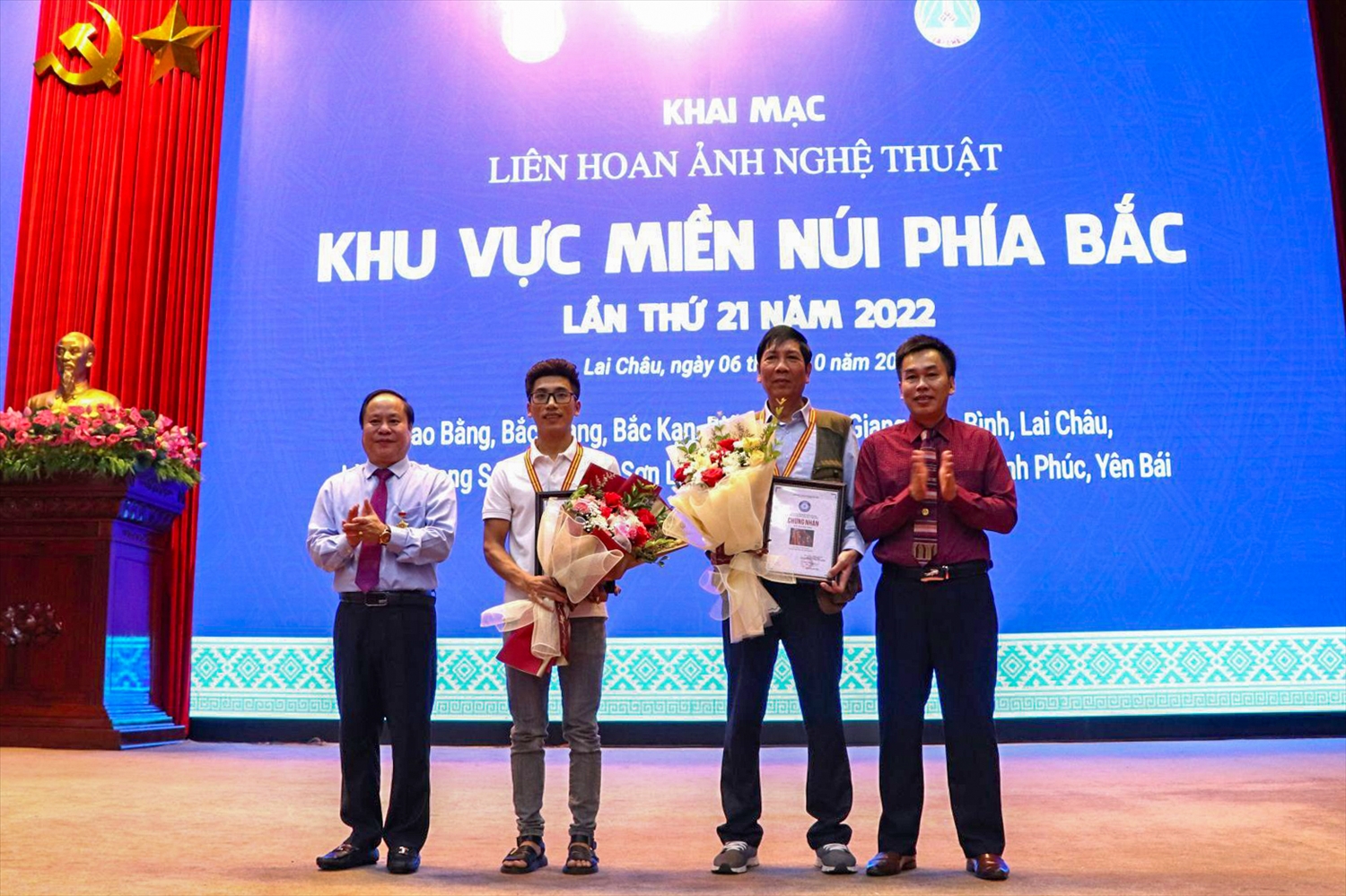 Ban Tổ chức trao Chứng nhận, Huy chương Vàng và tặng hoa cho các tác giả đạt Huy chương Vàng tại Liên hoan