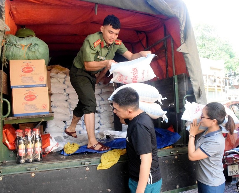Huyện Kỳ Sơn tiếp nhận hàng cứu trợ để vận chuyển kịp thời đến với người dân bị thiệt hại do lũ quét