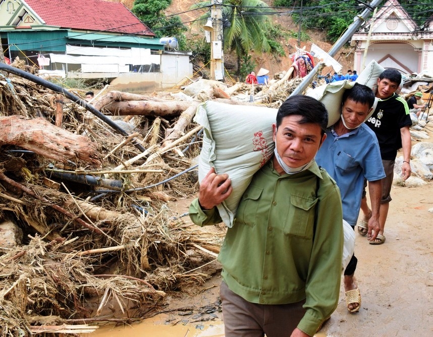 Mang hàng cứu trợ đến hỗ trợ tận nơi cho người dân vùng lũ ống, lũ quét xã Tà Cạ, huyện Kỳ Sơn