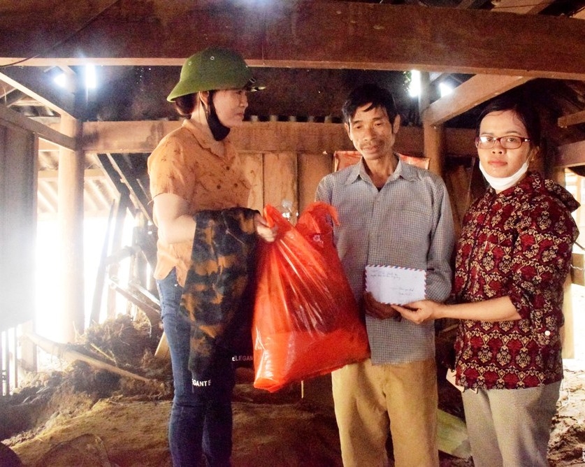 Cán bộ Hội Nông dân huyện Kỳ Sơn đến tận nhà hỗ trợ gia đình ông Vi Văn Kỷ