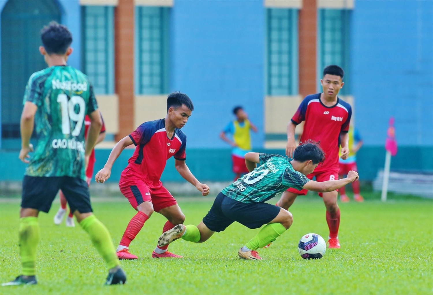 Học viện Nutifood (áo xanh) và Tây Ninh (áo đỏ) vừa thi đấu trận khai màn bảng B đã phải nhận ngay 2 án phạt nặng vì hành vi bạo lực. Ảnh: VFF