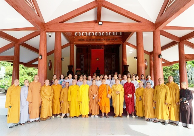 Ban tổ chức Đại hội đến dâng hương tại Đền thờ Bác Hồ 