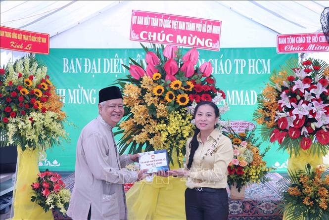 Bà Phan Kiều Thanh Hương, Phó Chủ tịch Ủy ban MTTQ Việt Nam Thành phố Hồ Chí Minh (phải) chúc mừng Ban Đại diện Cộng đồng Hồi giáo Thành phố Hồ Chí Minh nhân Đại lễ Maulid. 