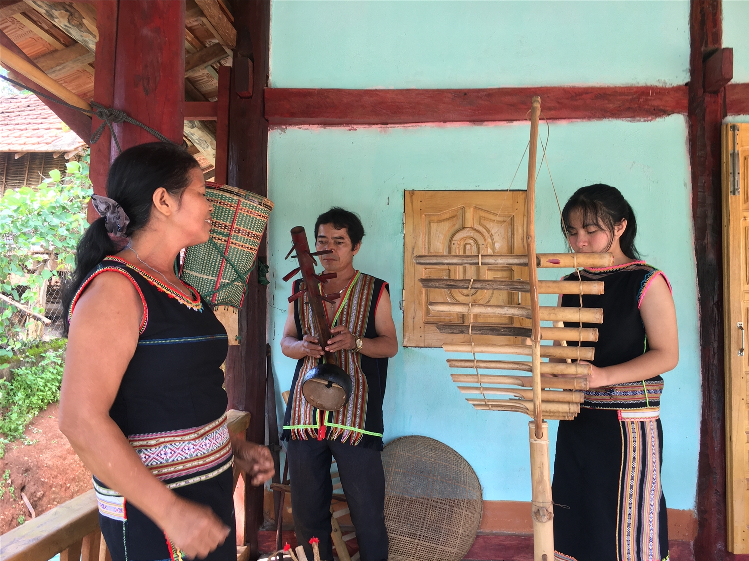 Gia đình ông A Nhum biễu diễn các loại nhạc cụ truyền thống của dân tộc Ba Na.