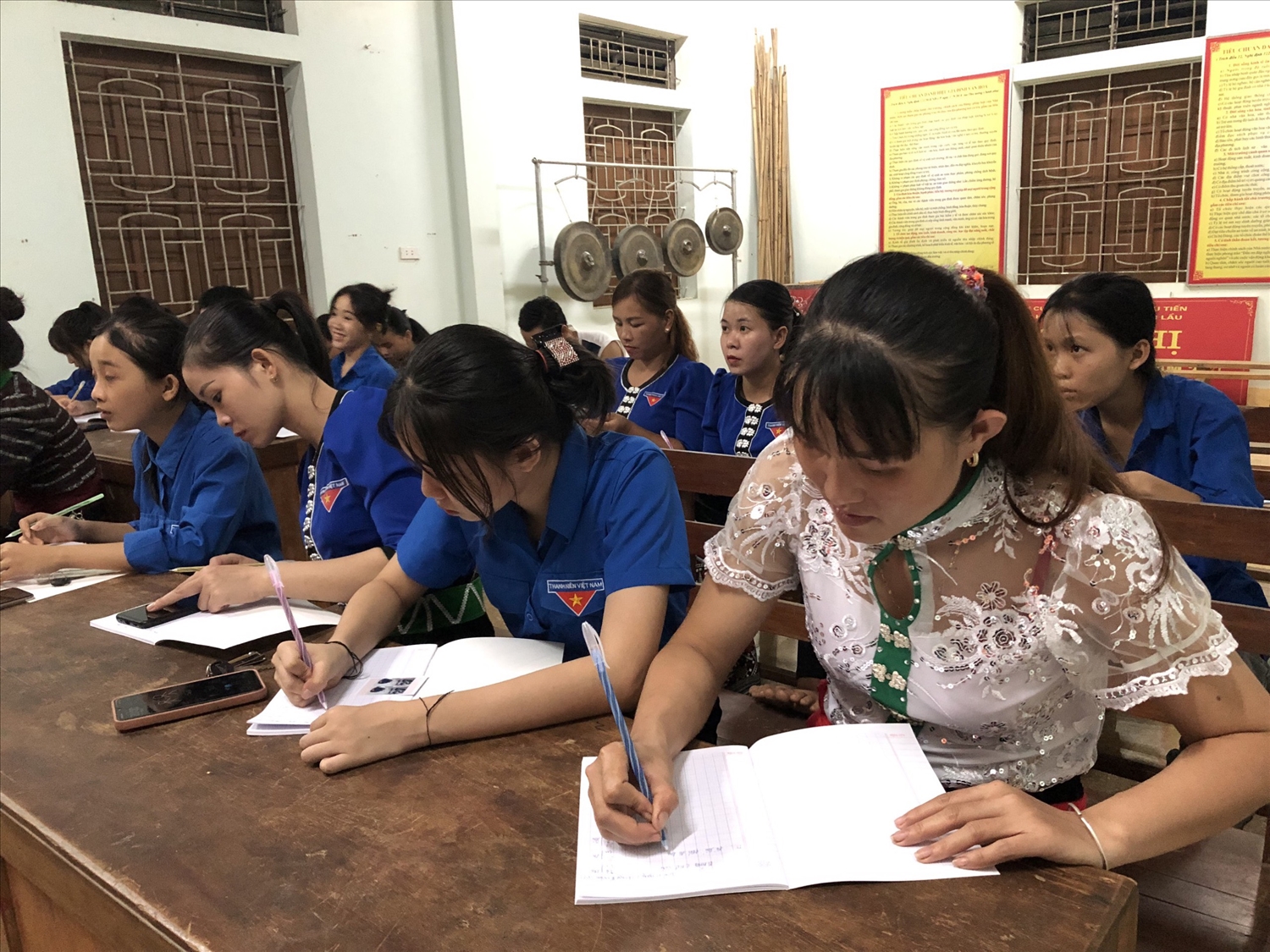 Lớp học chữ Thái cổ ở xã Châu Tiến thu hút nhiều bạn trẻ tham gia