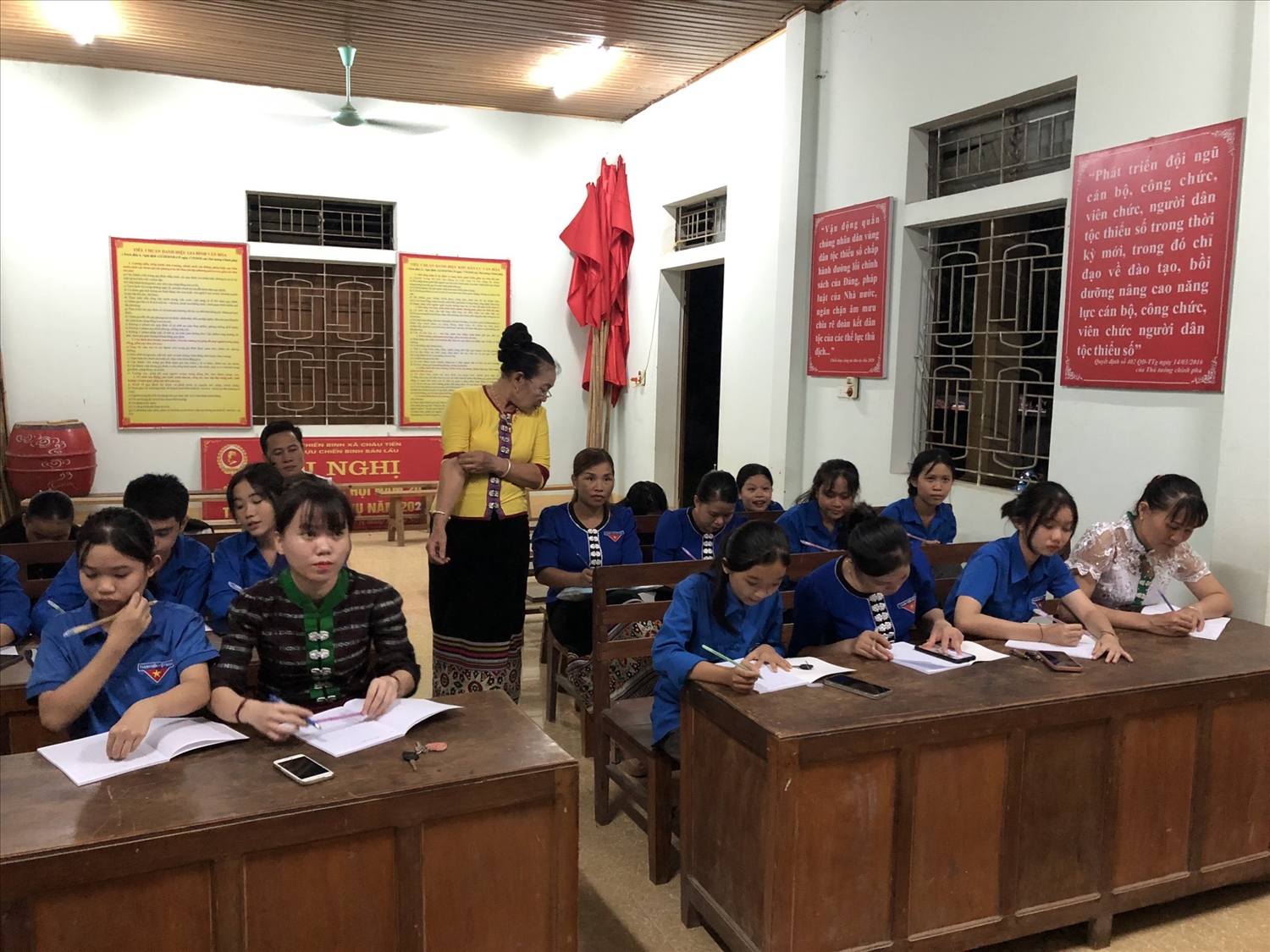 Lớp học chữ Thái cổ tại xã Châu Tiến, huyện Quỳ Châu (Nghệ An)