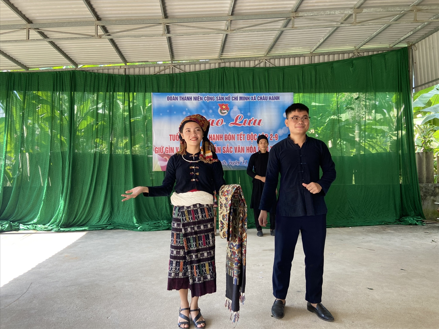 Các bạn trẻ dân tộc Thái trình diễn trang phục dân tộc tại Giao lưu văn hóa đón Tết độc lập (2/9/2022)