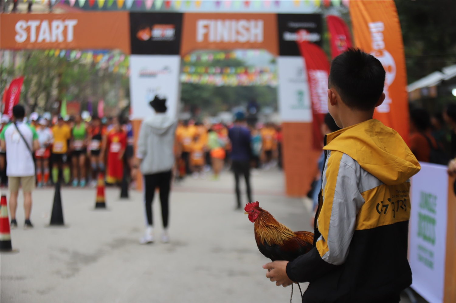 Giải Marathon quốc tế “Chạy trên cung đường Hạnh phúc” lần thứ IV, năm 2022 đã diễn ra đúng dịp chợ phiên nên thu hút đông đảo người dân theo dõi
