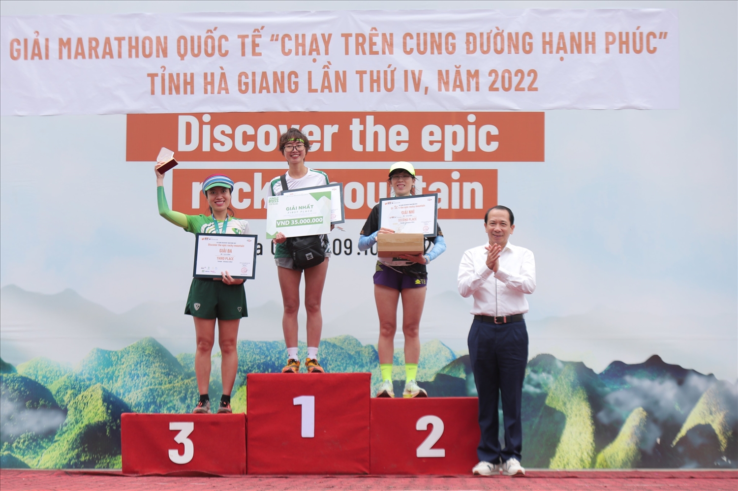 Đồng chí Trần Đức Quý, Phó Chủ tịch UBND tỉnh Hà Giang trao giải Nhất, Nhì, Ba cho các VĐV ở các nội dung chạy