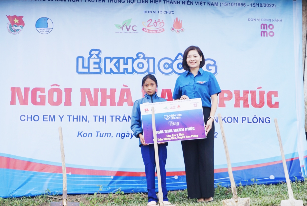 Chị Đỗ Thị Kim Hoa - Giám đốc Trung tâm Tình nguyện Quốc gia Trao hỗ trợ công trình Ngôi nhà hạnh phúc