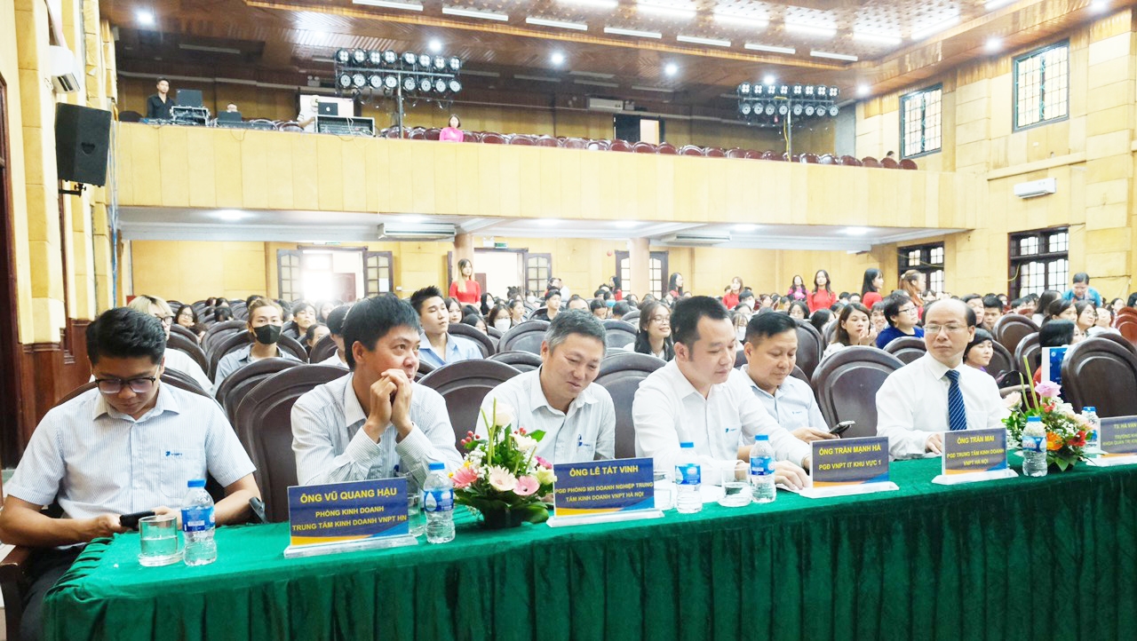Các đại biểu tham dự và có bài tham luận phát biểu tại Hội thảo