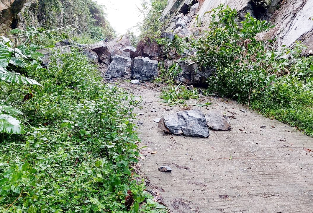 Con đường độc đạo vào 3 bản Ó, Yên Hợp và Mò O Ồ Ồ đã bị chặn lấp bởi cả trăm m3 đá
