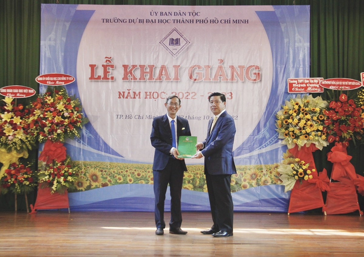 Thứ trưởng, Phó Chủ nhiệm Ủy ban Dân tộc Lê Sơn Hải trao tặng biểu trưng cho Quỹ Khuyến học của trường