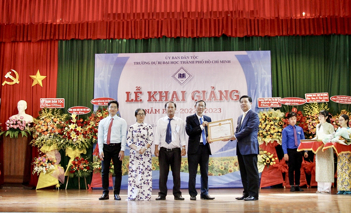 Thứ trưởng, Phó Chủ nhiệm Ủy ban Dân tộc Lê Sơn Hải trao tặng Bằng khen của Ủy ban Dân tộc cho tập thể và cá nhân xuất sắc của Trường Dự bị Đại học TP. Hồ Chí Minh