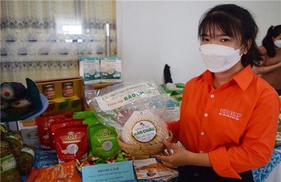 Bà Trần Thị Thiên Vẹn, giới thiệu về dừa sáp - nguồn nguyên liệu để sản xuất kẹo dừa sáp, sản phẩm OCOP đạt 4 sao.