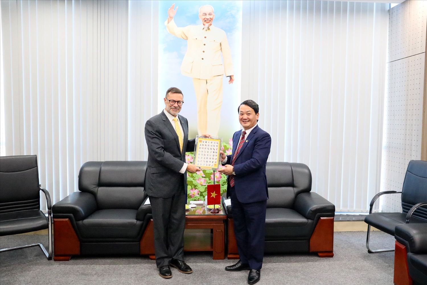 Bộ trưởng, Chủ nhiệm UBDT Hầu A Lềnh tặng quà ngài Andrew Goledzinowski, Đại sứ Úc tại Việt Nam