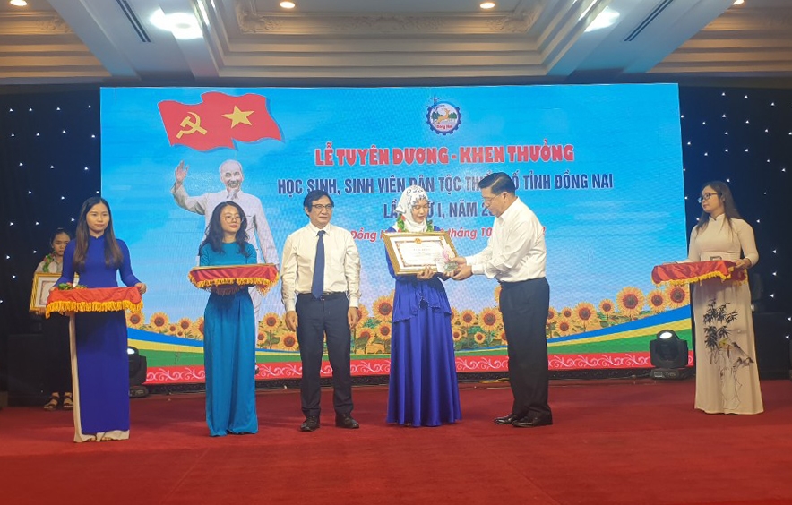 Thứ trưởng, Phó Chủ nhiệm Ủy ban Dân tộc Lê Sơn Hải đến tham dự và trao tặng Bằng khen cho các em học sinh, sinh viên DTTS tiêu biểu, xuất sắc