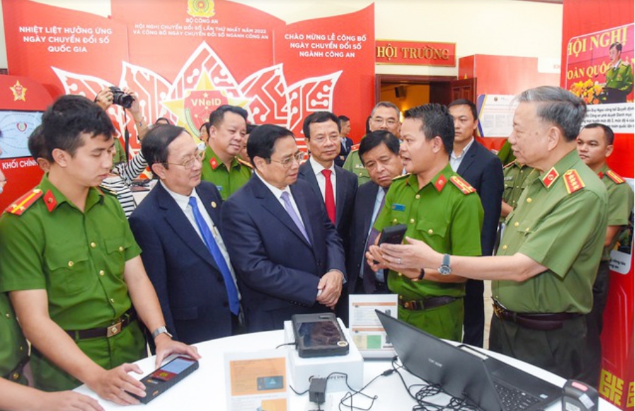 Thủ tướng Phạm Minh Chính và lãnh đạo các bộ, ngành tham quan gian trưng bày chuyển đổi số của Bộ Công an
