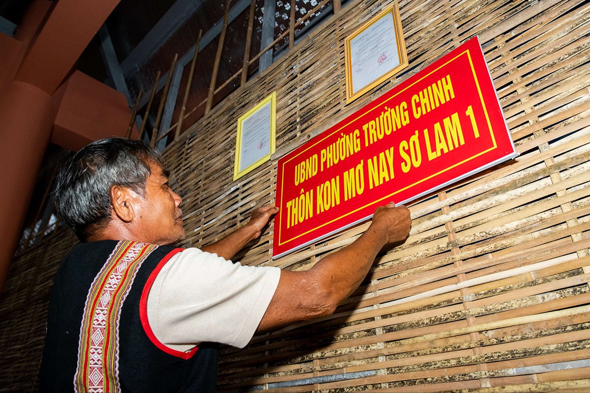 Dân làng Kon Mơ Nay Sơ Lam 1 treo bảng tên, các quyết định, giấy khen cá nhân, tập thể tiêu biểu lên các phên vách của nhà rông. (Ảnh: ĐT)