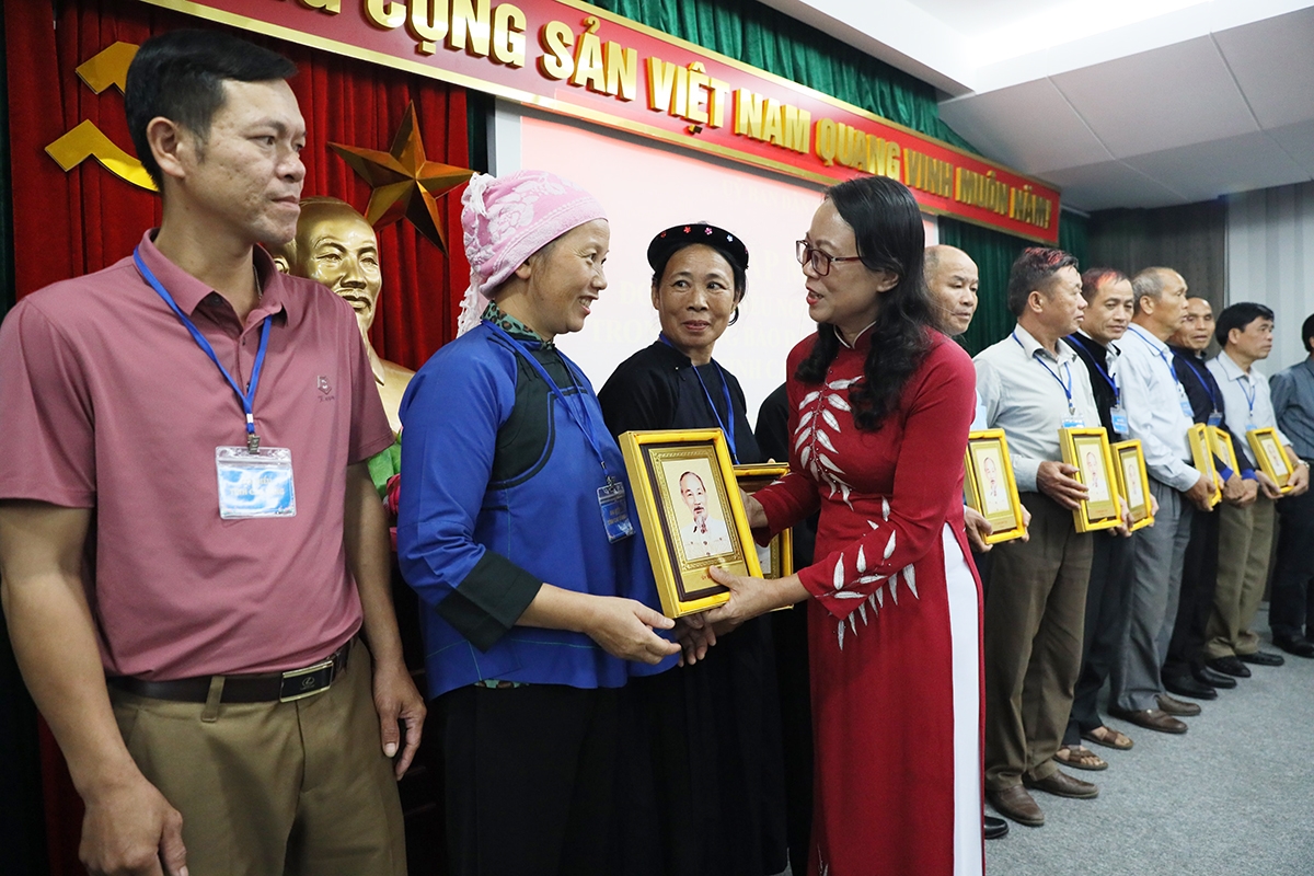 Thứ trưởng, Phó Chủ nhiệm Hoàng Thị Hạnh tặng quà lưu niệm của Ủy ban Dân tộc cho các đại biểu Người có uy tín của tỉnh Cao Bằng