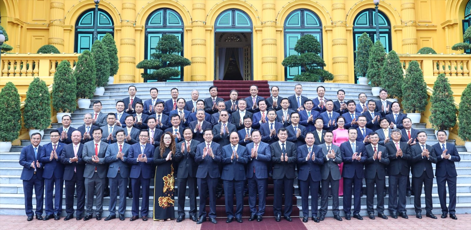 Chủ tịch nước Nguyễn Xuân Phúc chụp ảnh lưu niệm với các đại biểu. Ảnh: VPCTN