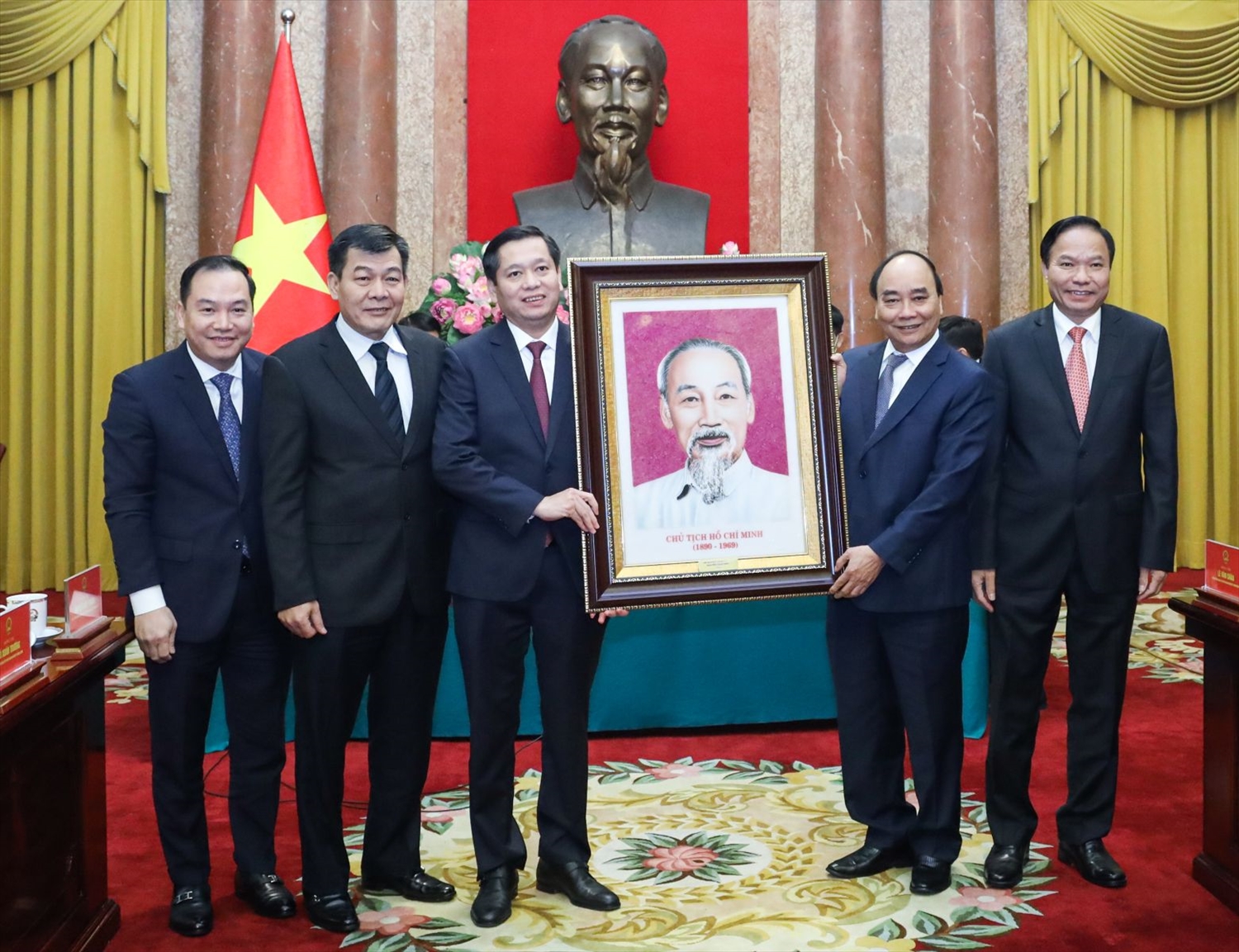 Chủ tịch nước Nguyễn Xuân Phúc tặng tranh chân dung Chủ tịch Hồ Chí Minh cho Đảng bộ Khối Doanh nghiệp Trung ương