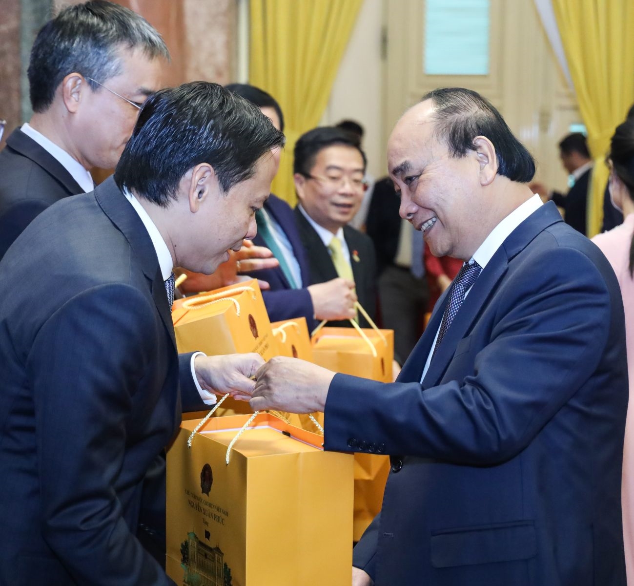 Chủ tịch nước Nguyễn Xuân Phúc tặng quà lưu niệm cho các đại biểu tham dự. Ảnh: VPCTN