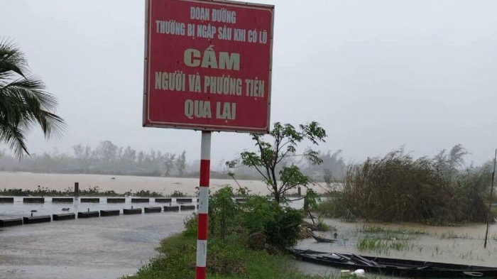 Nhiều tuyến đường nông thôn tại Quảng Nam bị chia cắt do nước lũ đổ về. Theo Sở GTVT tỉnh Quảng Nam, mưa lũ cũng khiến nhiều tuyến tỉnh lộ bị ngập cục bộ khiến phương tiện đi lại khó khăn